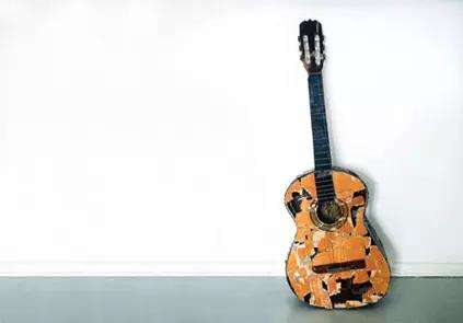 Iniciando o aprendizado de violão.