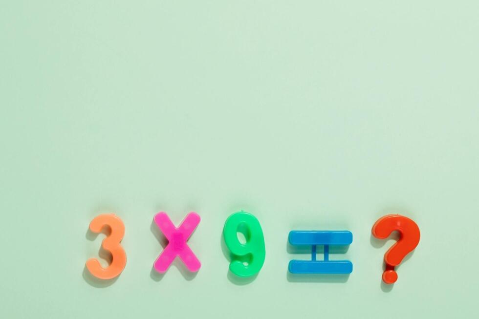 conta de multiplicação com objetos coloridos
