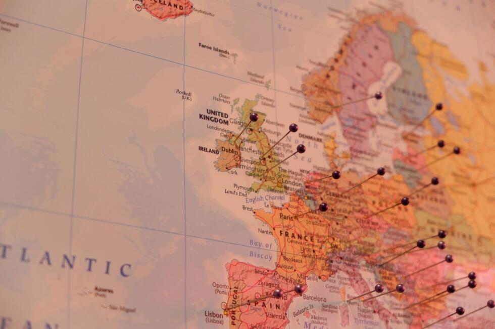 mapa da europa com pins
