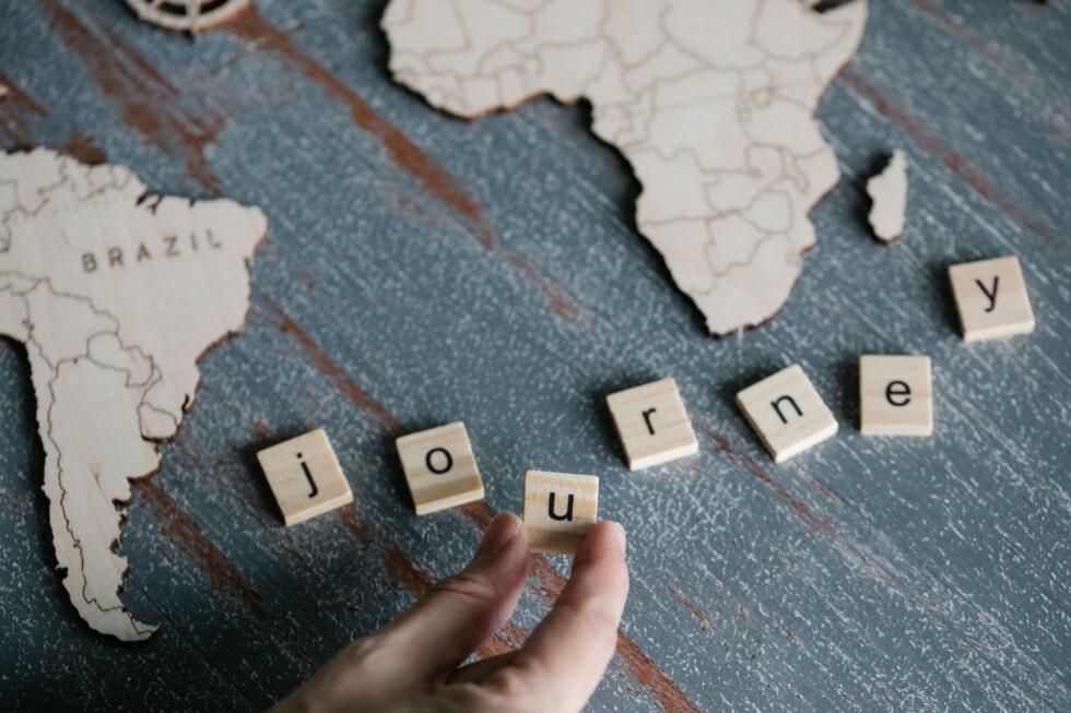 pe&ccedil;as em madeira com letras e em formato de mapa