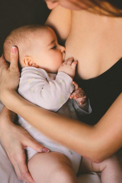 mãe a amamentar bebé