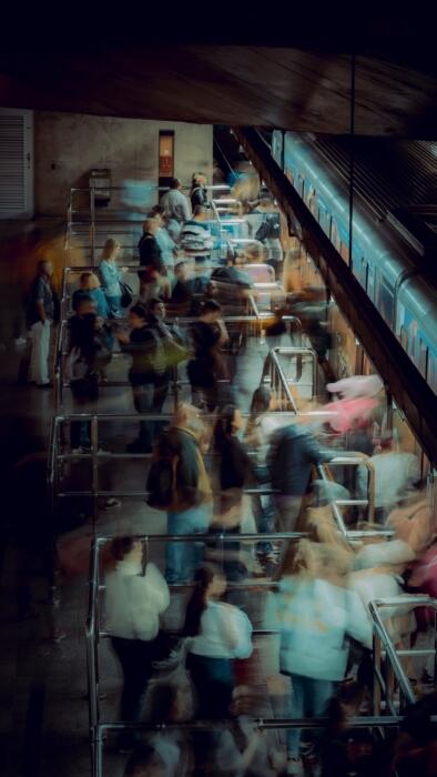 várias pessoas a entrar e sair do metro