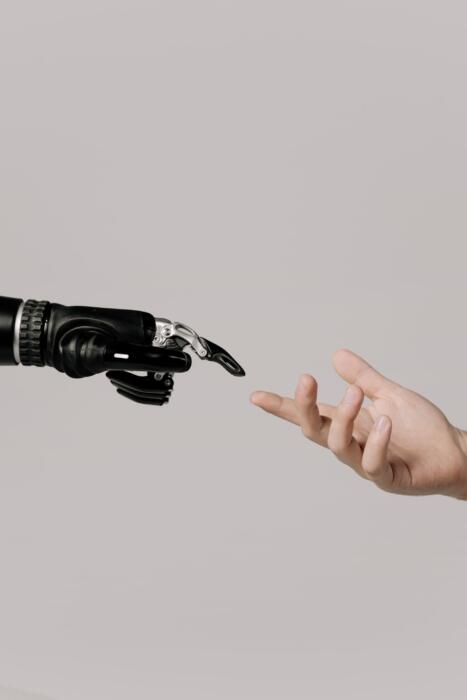mão humana e mão de robot