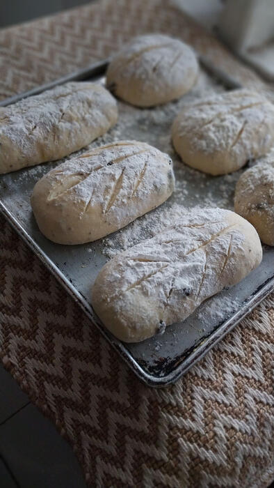 v&aacute;rios p&atilde;es num tabuleiro prontos a cozer